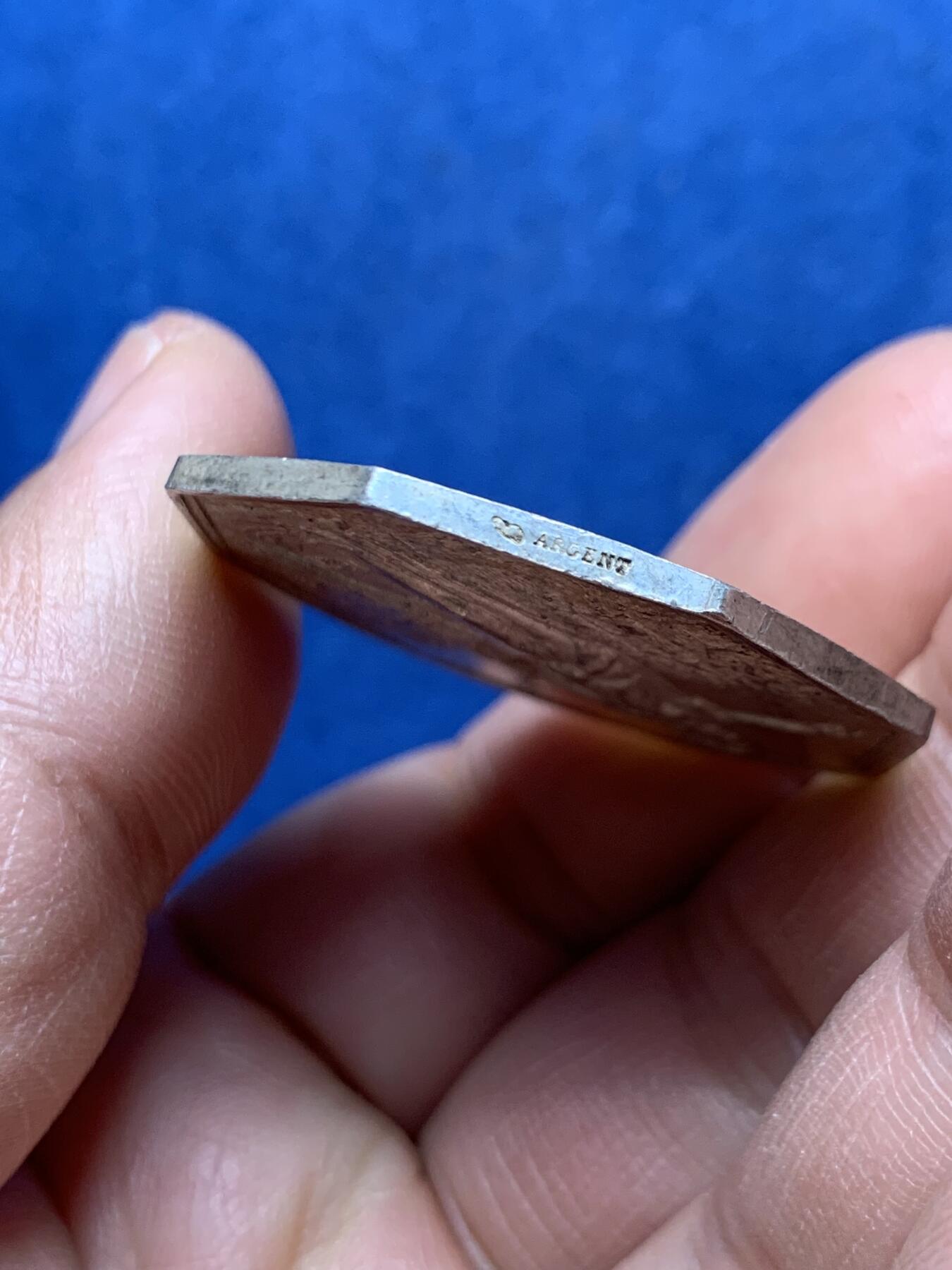 《竞宝斋》第472场 周日，周一，周二 3场连拍 （全场包邮）欢迎送拍 法国诺曼底火灾互助保险女神八角银质代币，19.6g，35.8mm，丰饶角银标边铭。