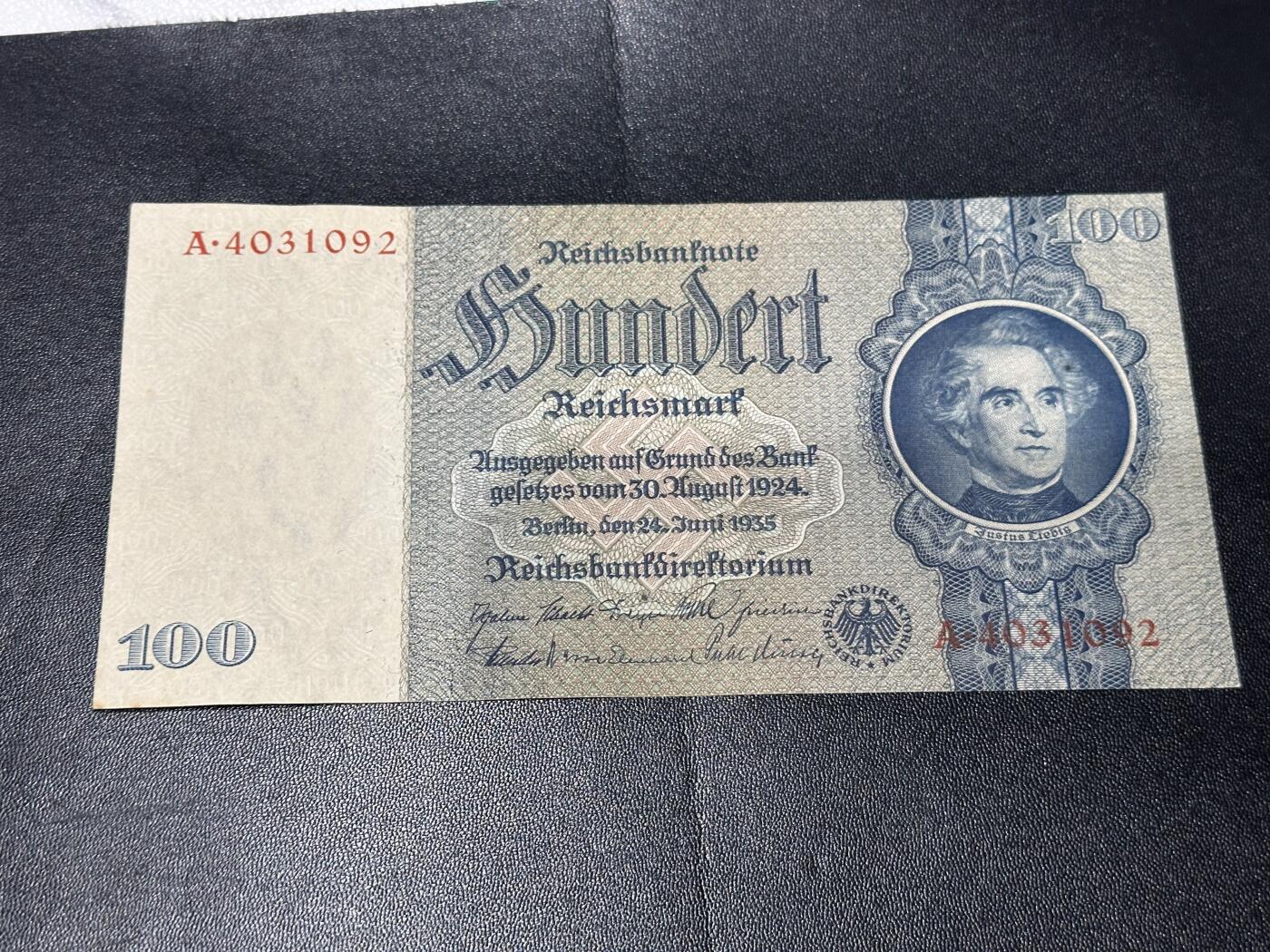 《外钞收藏家》第六百一十九期（精品场）（长期征集拍品、欢迎藏友们联系合作） 1924年版德国100马克 A冠 正面左下角有黄 UNC- 尾092