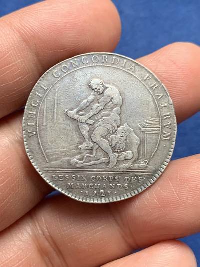 《竞宝斋》第472场 周日，周一，周二 3场连拍 （全场包邮）欢迎送拍 - 法国1721年路易十五头像巴黎贸易行会银质代币，“兄弟间的和睦战胜一切”，9.76g，31.6mm