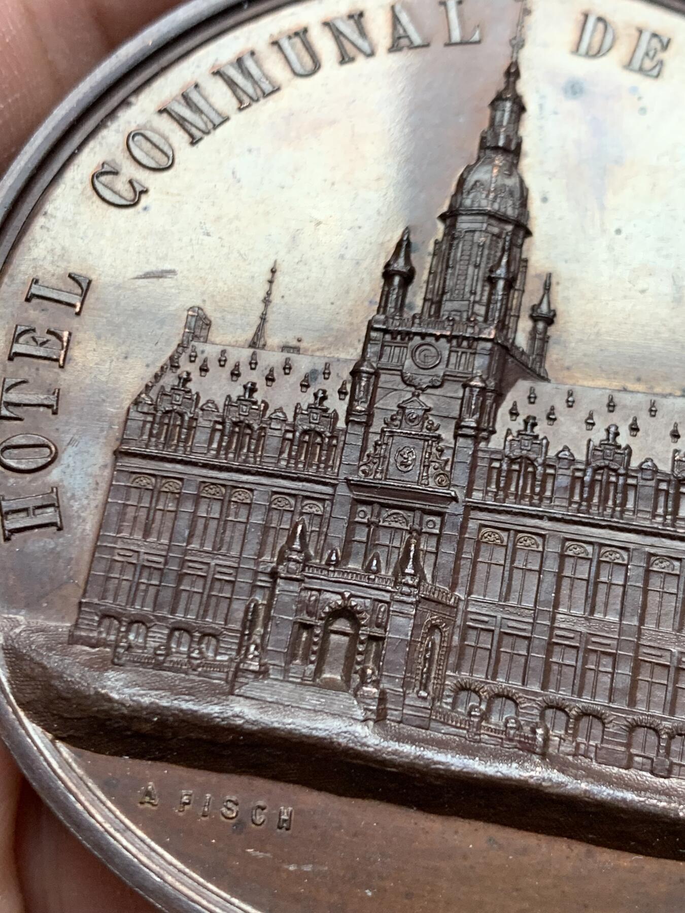 《竞宝斋》第472场 周日，周一，周二 3场连拍 （全场包邮）欢迎送拍 比利时1887年斯哈尔贝克市政厅落成典礼铜章，109.4克，62.8毫米