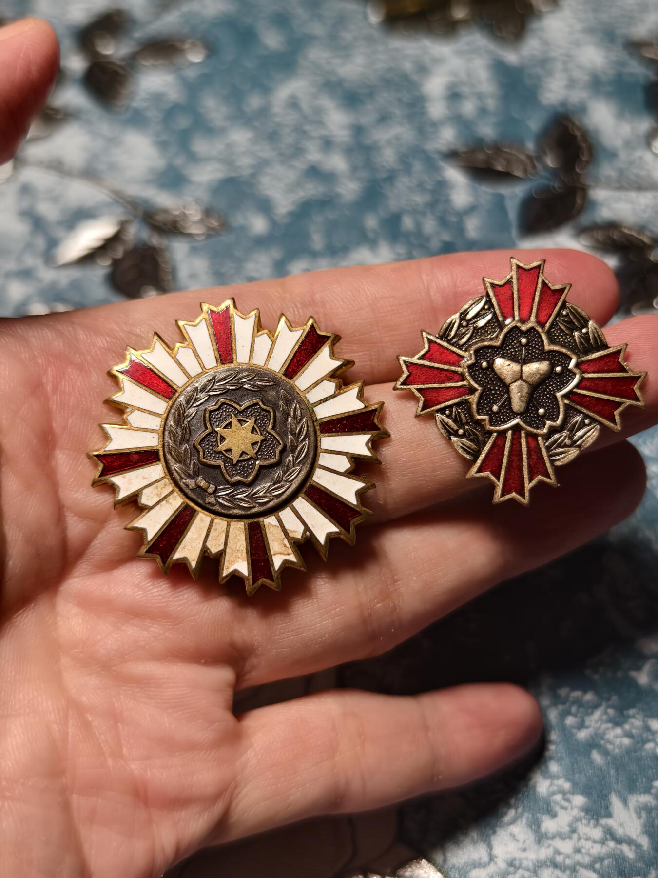 抚柳草堂-第十七期章牌钱币  奖章勋章限时免佣 满百包邮 放漏专场 日本消防章两枚 铜质镀金珐琅 做工不错