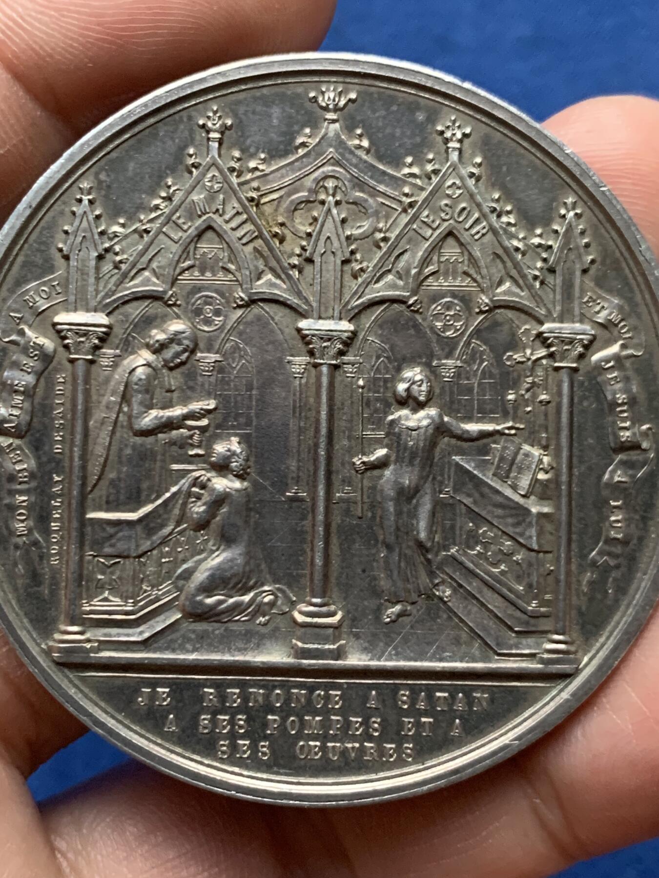 《竞宝斋》第472场 周日，周一，周二 3场连拍 （全场包邮）欢迎送拍 法国洗礼、圣餐和坚信礼银章，60.55g，51mm，蜜蜂边铭