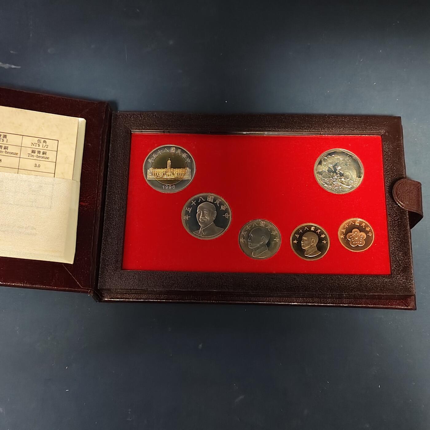 【全场包邮】纯粹捡漏拍513场 中国台湾1996年（民国85年）兰花50元双色币首发官方精制套币-含生肖鼠年造币厂精制纪念章