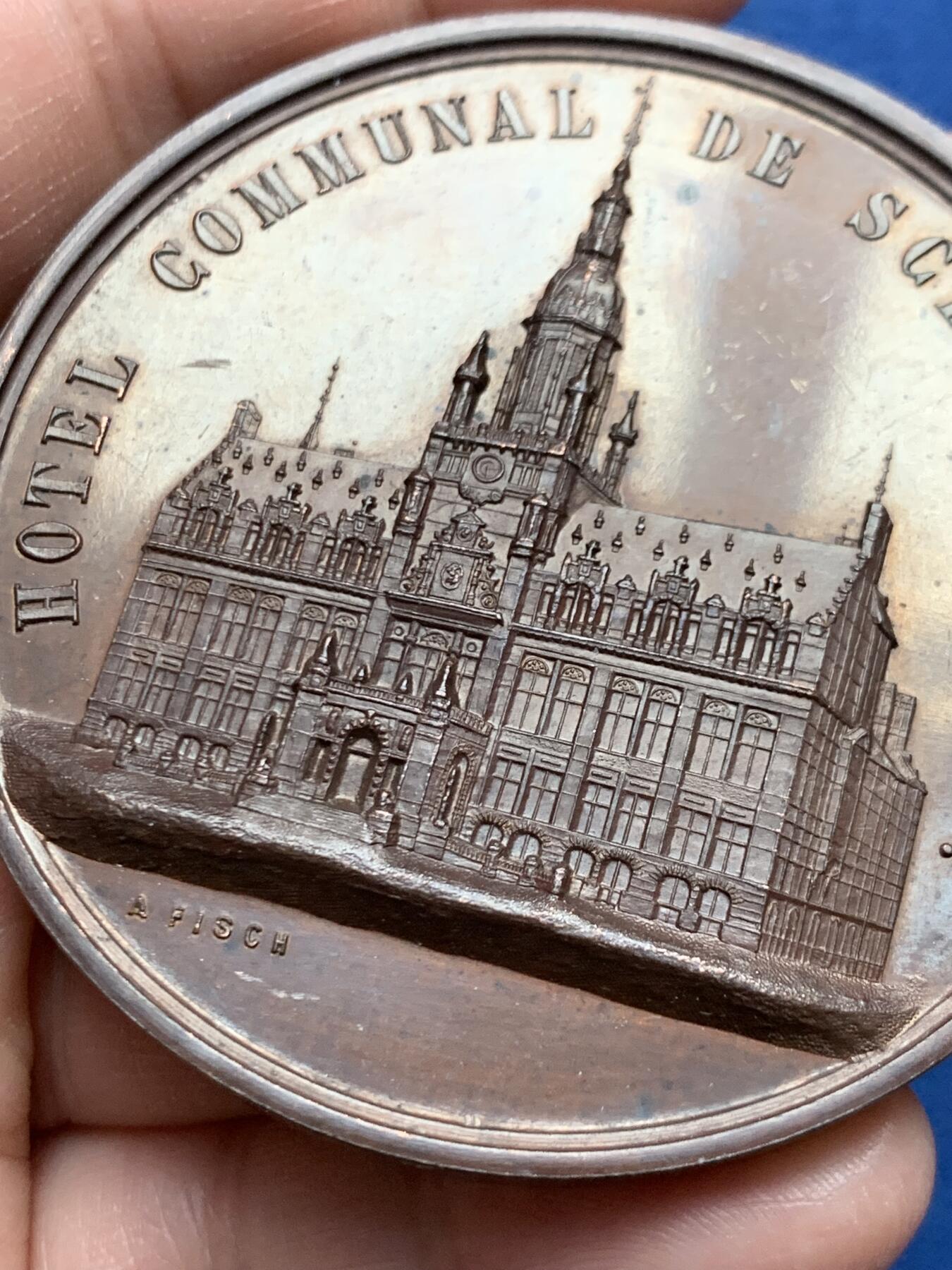 《竞宝斋》第472场 周日，周一，周二 3场连拍 （全场包邮）欢迎送拍 比利时1887年斯哈尔贝克市政厅落成典礼铜章，109.4克，62.8毫米