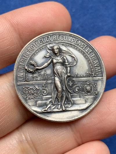 《竞宝斋》第472场 周日，周一，周二 3场连拍 （全场包邮）欢迎送拍 - 瑞士日内瓦全国博览会纪念章，主题为“祖国保护并奖励劳动”，是瑞士工业与爱国主题的经典章牌，单面品种，背面有去固定痕迹。14.7克，33.1mm。