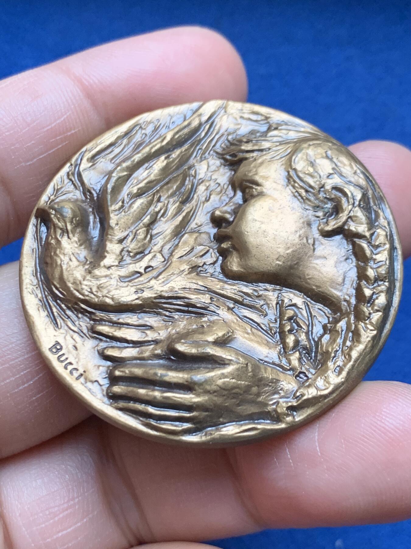 《竞宝斋》第472场 周日，周一，周二 3场连拍 （全场包邮）欢迎送拍 1985年意大利阿尔丰西内（Alfonsine）解放40周年纪念铜章，由雕刻师 Bucci 创作，用于纪念二战后意大利的解放与重建，加厚高浮雕。50.55克，44.8mm。