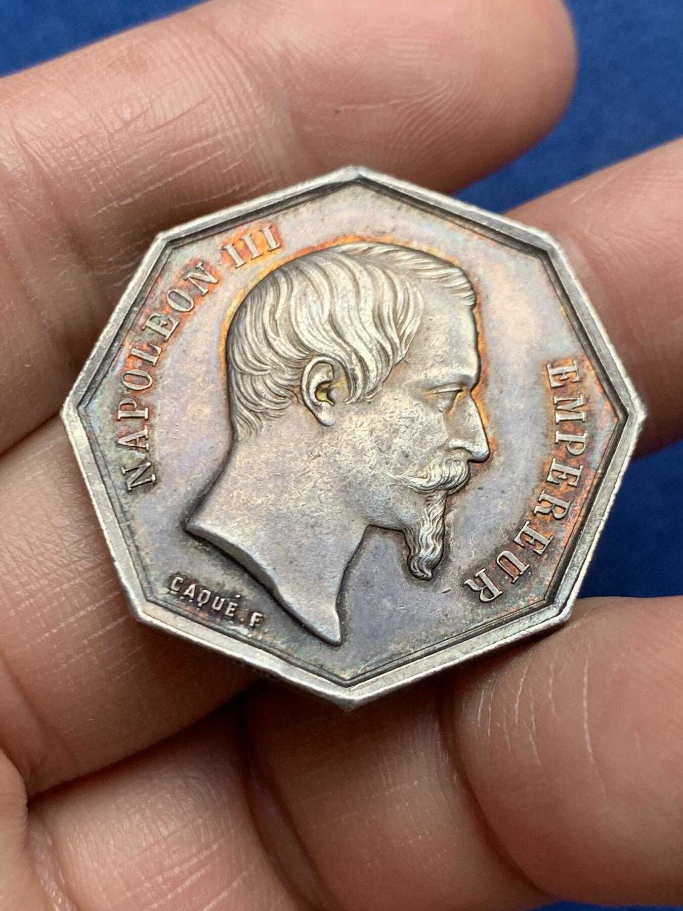 《竞宝斋》第472场 周日，周一，周二 3场连拍 （全场包邮）欢迎送拍 法国JETON银质八角，拿破仑三世头像太阳保险公司，直径30.7毫米，克重15.03，边铭：蜜蜂+argent