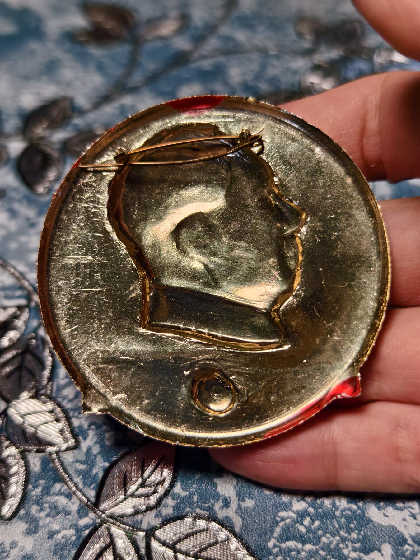 抚柳草堂-第十七期章牌钱币  奖章勋章限时免佣 满百包邮 放漏专场 1969大尺寸毛主席像章 直径65mm  品相不错 看上去光芒万丈的