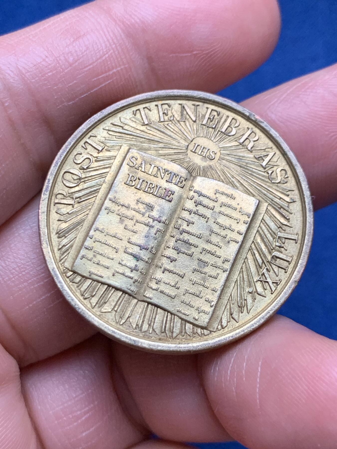 《竞宝斋》第472场 周日，周一，周二 3场连拍 （全场包邮）欢迎送拍 1835年瑞士日内瓦宗教改革第三次禧年纪念章，是新教历史与日内瓦宗教文化的重要实物，少见镀金版本。18.85克，33.3mm。