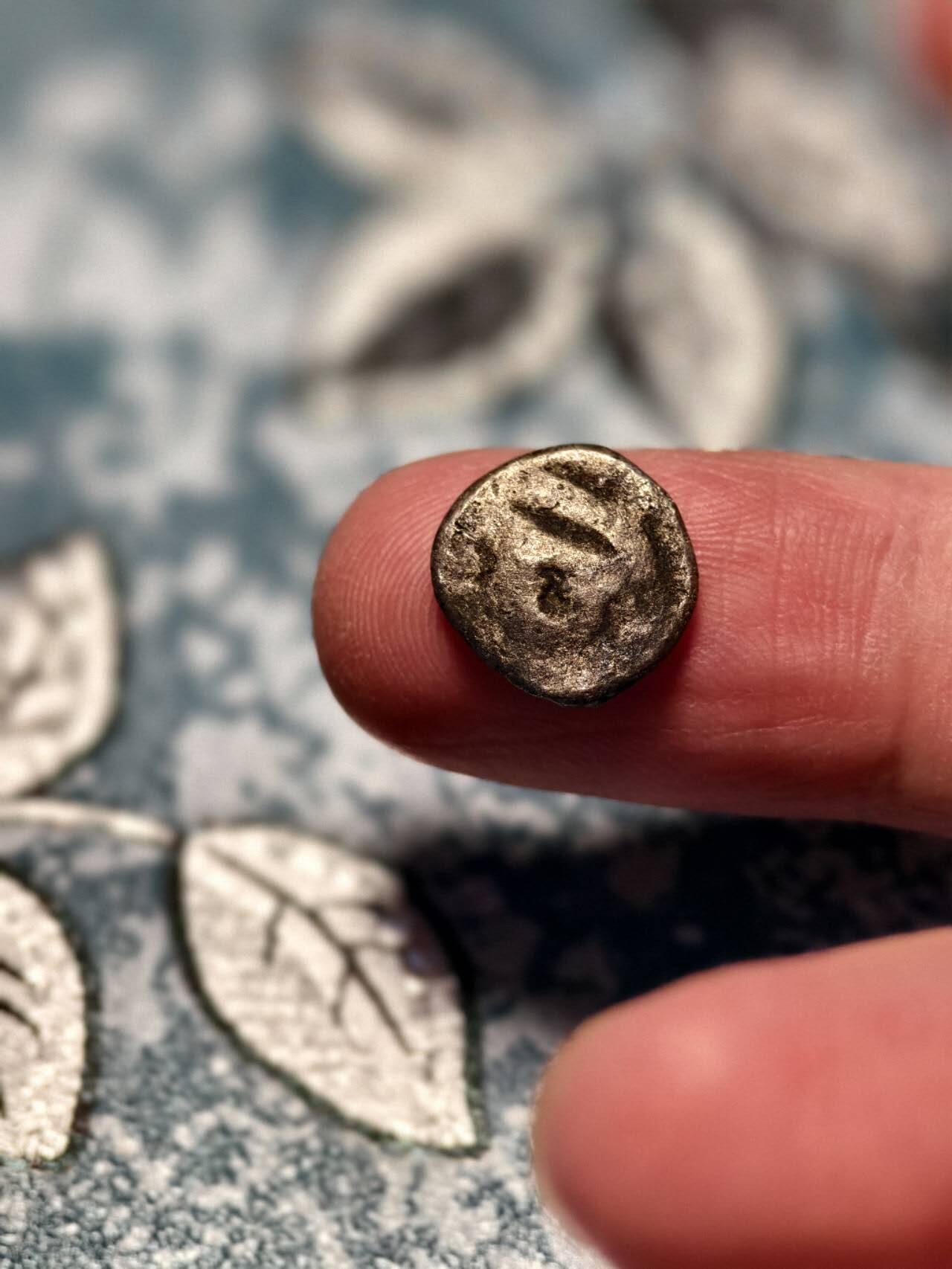 抚柳草堂-第十七期章牌钱币  奖章勋章限时免佣 满百包邮 放漏专场 三佛齐王国末期至满者伯夷王国早期打制小银币 1.6g重 正面有檀香花徽记，背面爪哇岛文，面值1 Unit或称Masa