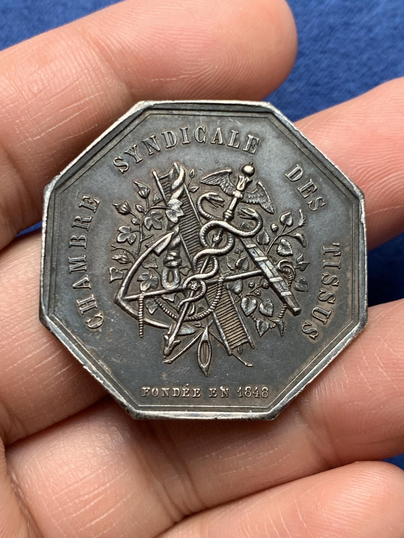 《竞宝斋》第472场 周日，周一，周二 3场连拍 （全场包邮）欢迎送拍 法国塞纳河纺织协会八角银质代币，19.10g，35.3mm，丰饶角1argent边铭