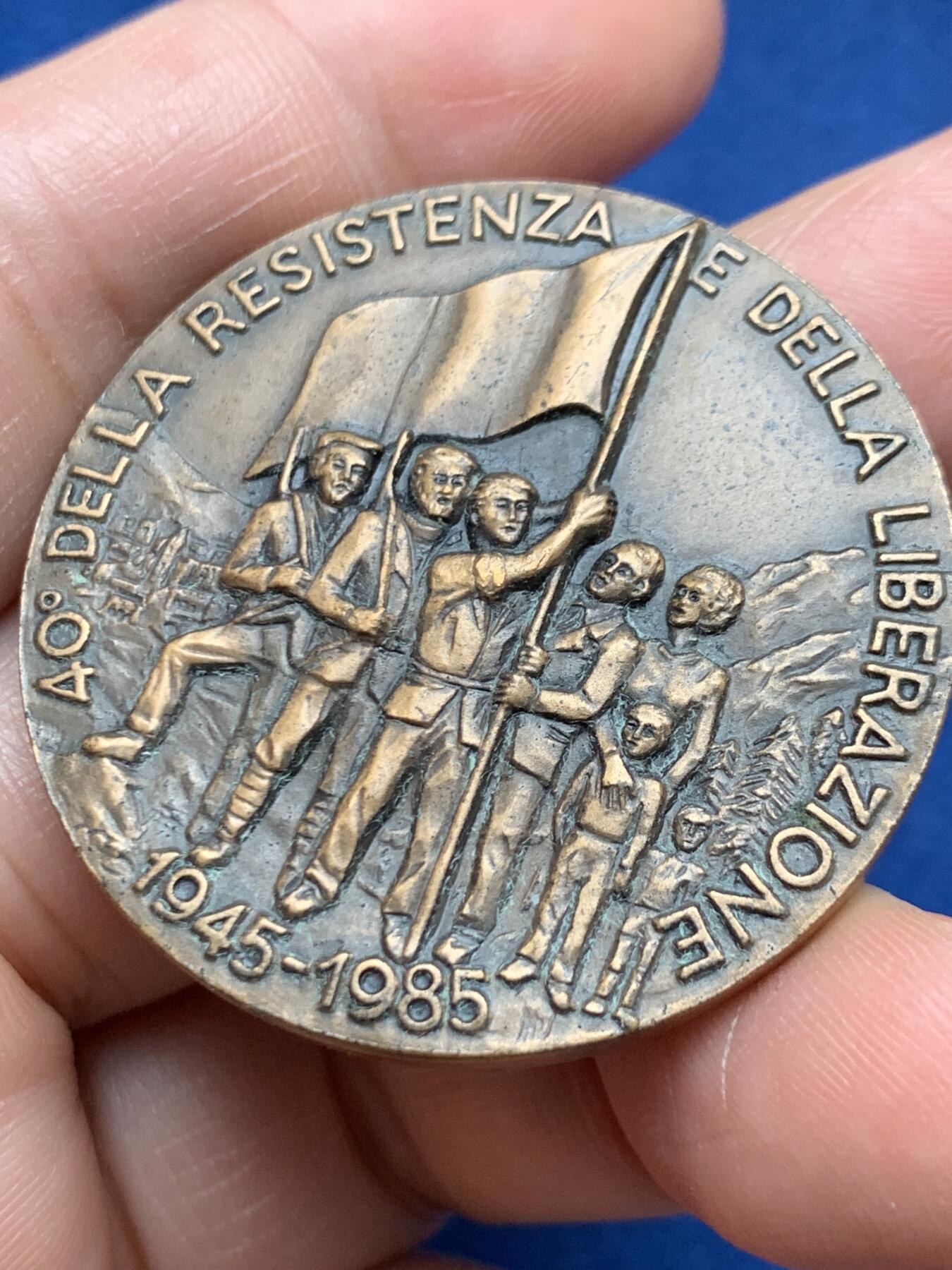 《竞宝斋》第472场 周日，周一，周二 3场连拍 （全场包邮）欢迎送拍 意大利抵抗运动与解放40周年纪念铜章，发行于1985年，用于纪念1945年二战胜利后意大利从法西斯统治下解放。34.95克，40mm。