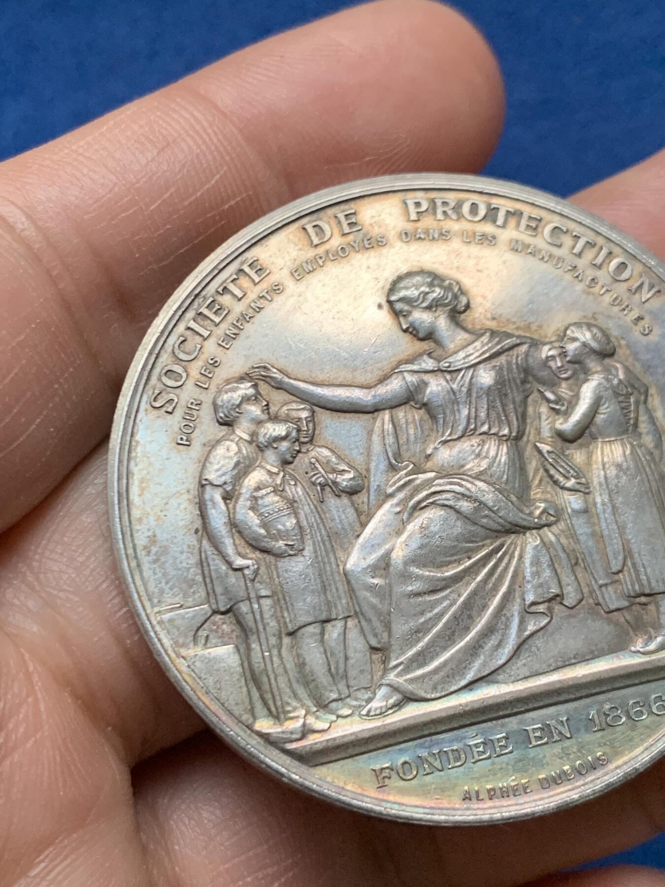 《竞宝斋》第472场 周日，周一，周二 3场连拍 （全场包邮）欢迎送拍 法国A.Dubois 格勒诺布尔童工、青年保护协会银章，49g，45.2mm，1879年仅铸造一个月的烟斗边铭