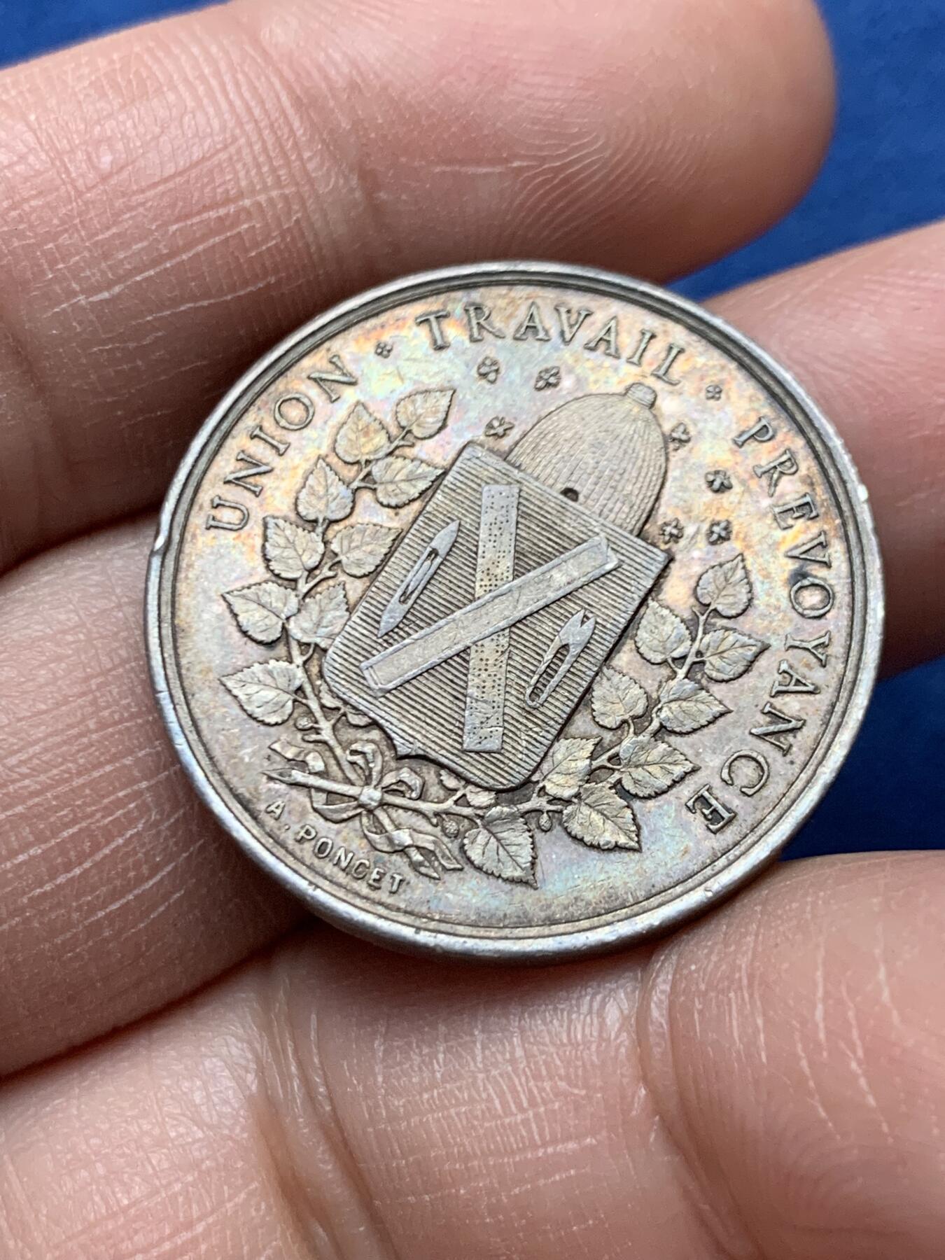 《竞宝斋》第472场 周日，周一，周二 3场连拍 （全场包邮）欢迎送拍 法国里昂丝绸工人互助会银质代币，12.90g，28.5mm，丰饶角边铭