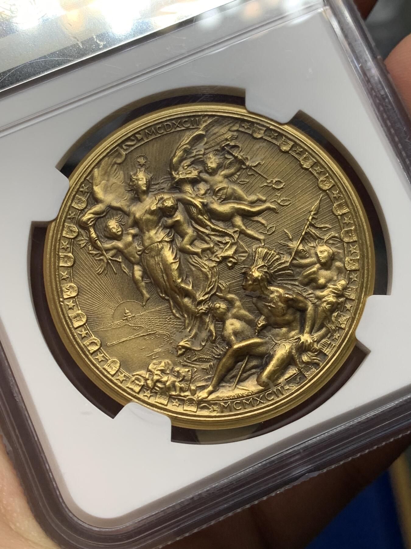 《竞宝斋》第472场 周日，周一，周二 3场连拍 （全场包邮）欢迎送拍 NGC MS69 意大利1992年纪念哥伦布发现每周大陆500周年大铜章，非常漂亮的高浮雕。意大利名家Ludovico设计作品，超级高分，足够自藏。