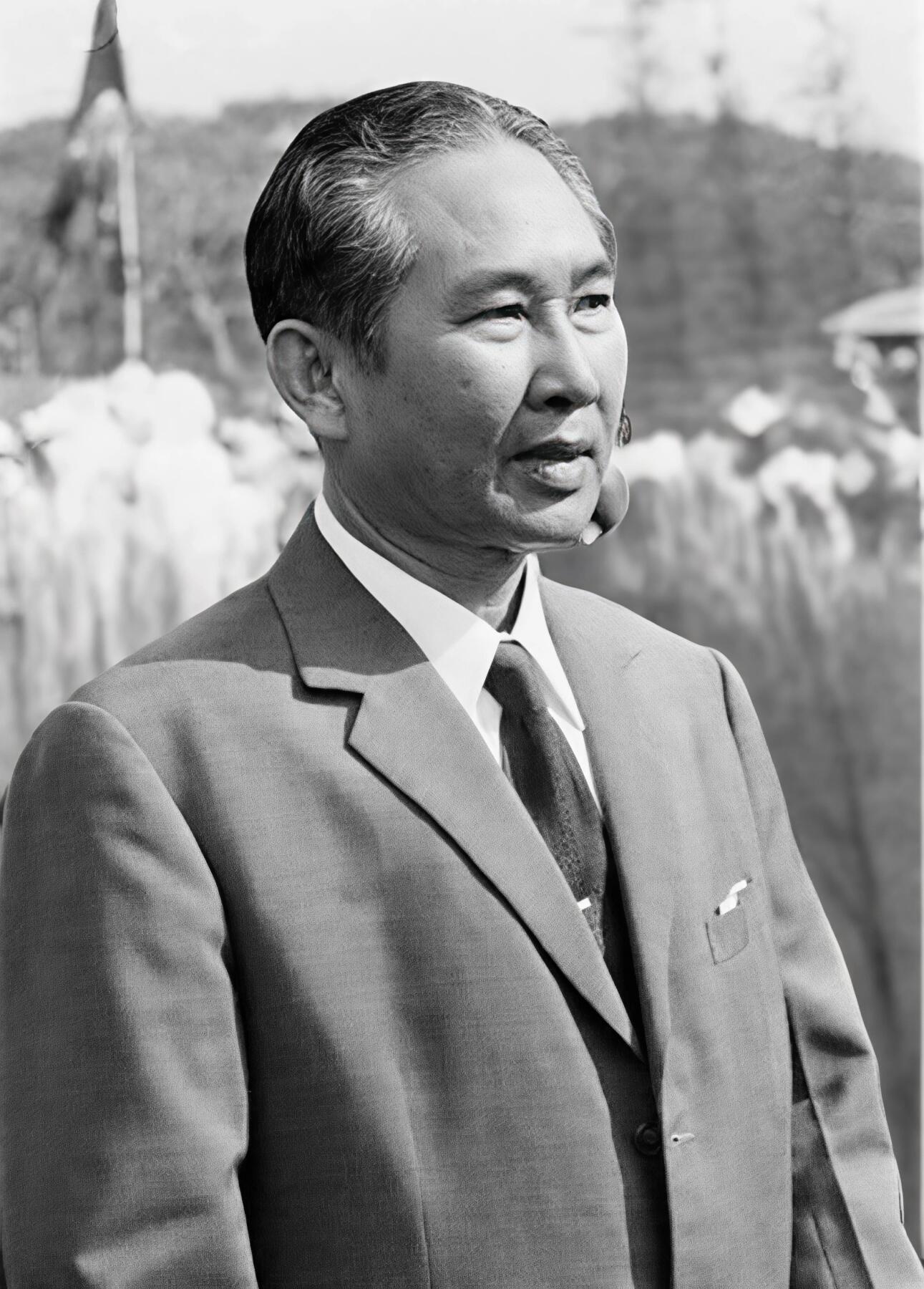 【俄甄集藏】2026年(049)03-18星期三 晚 19:30 全场包邮 柬埔寨1974年纪念高棉共和国总统朗诺10000瑞尔大银币，NGC MS67，重38.03克，925银，发行量500枚，普制稀少