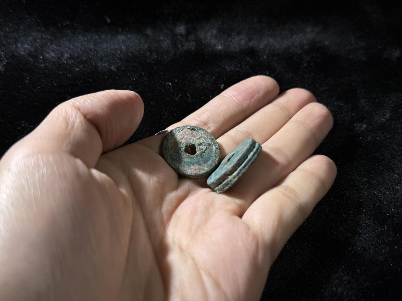 戎马世界章牌大赏，铜钱场 元丰通宝宋钱小筒子，四连加二连一组