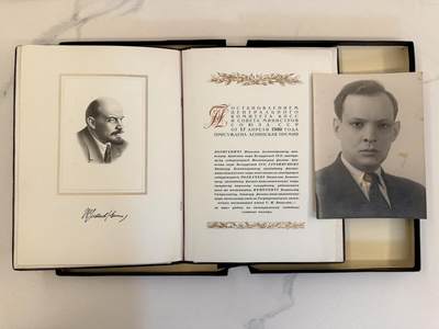 【涛泉堂】第40期（3月22日）勋奖章徽章专场拍卖 - 列宁奖金大证书和证书盒和相片