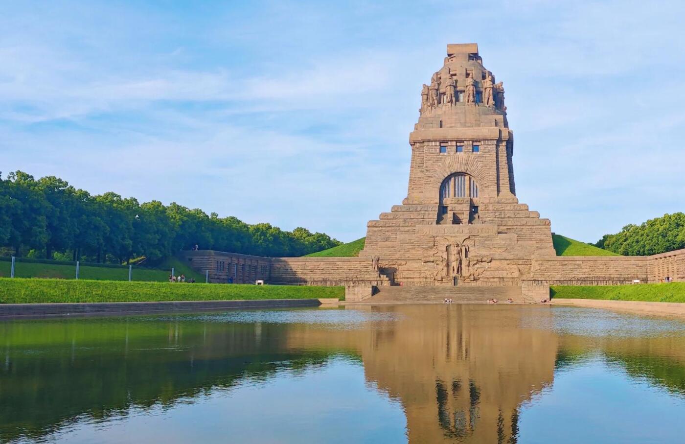 【俄甄集藏】2026年(049)03-18星期三 晚 19:30 全场包邮 德国萨克森1913年莱比锡战役百年纪念碑镀银铜章，信泰 MS63，酱彩包浆，经典品种