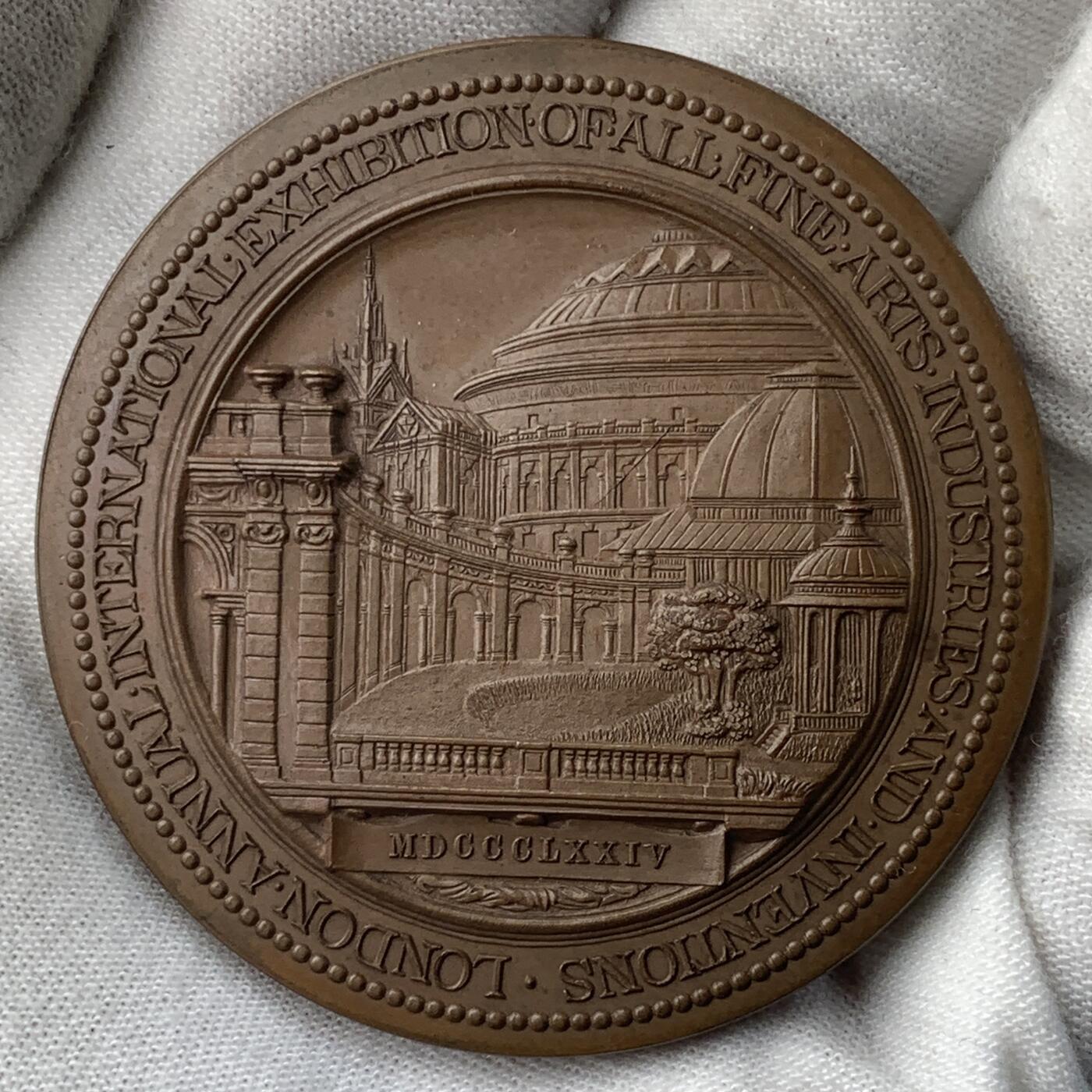 掌中浮雕-藏着的欧洲第055场 1874年伦敦世界博览会铜章，52mm，J. E. Boehm and G. T. Morgan雕刻，边缘刻有“JOHN PENN F.R.S. FOR SERVICES，原盒