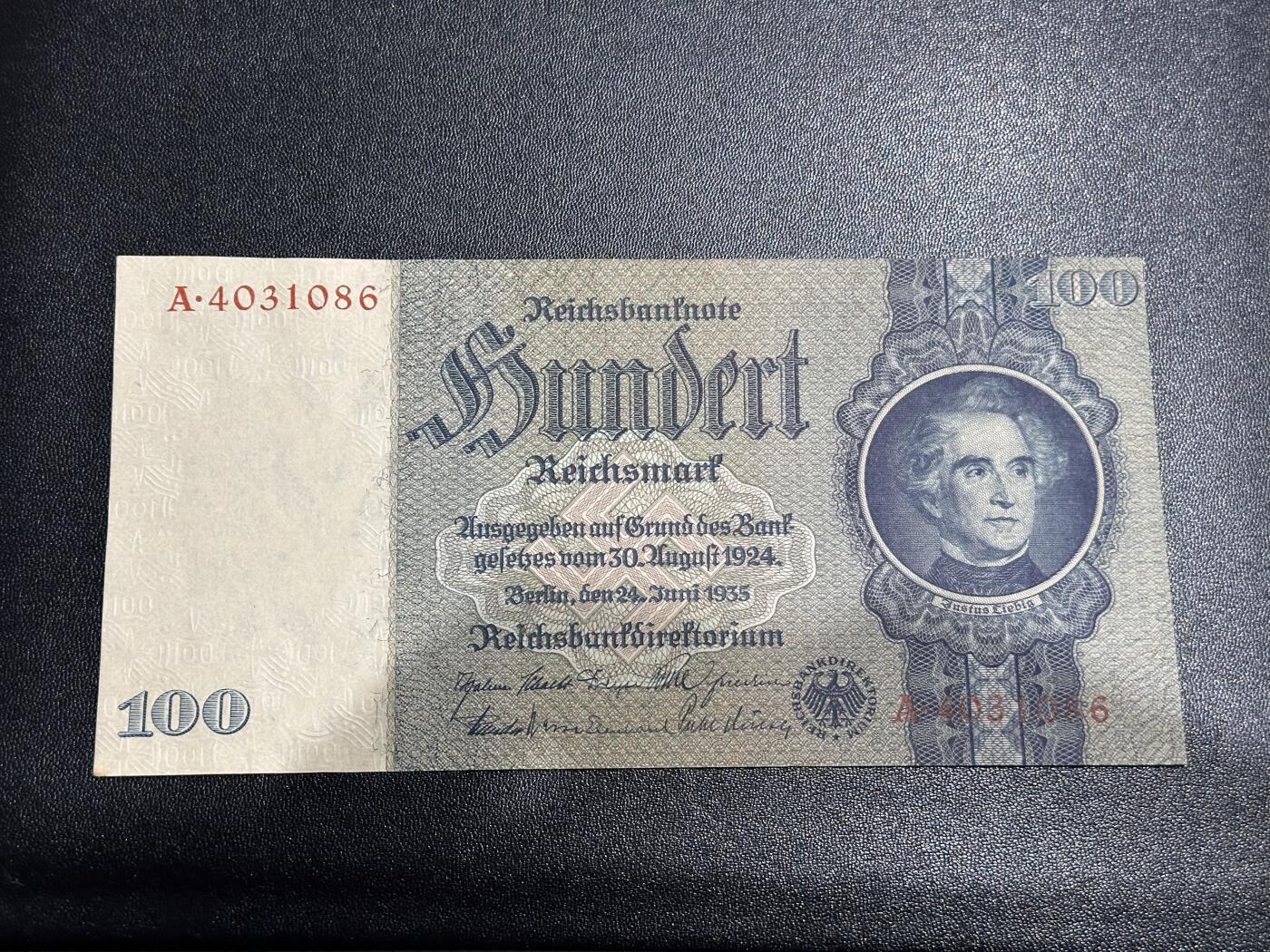 《外钞收藏家》第六百一十九期（精品场）（长期征集拍品、欢迎藏友们联系合作） 1924年版德国100马克 A冠 正面左下角有黄 UNC- 尾086