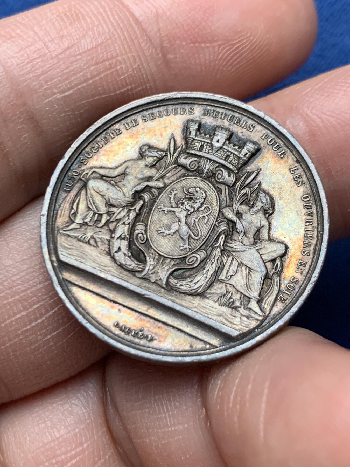 《竞宝斋》第472场 周日，周一，周二 3场连拍 （全场包邮）欢迎送拍 法国里昂丝绸工人互助会银质代币，12.90g，28.5mm，丰饶角边铭