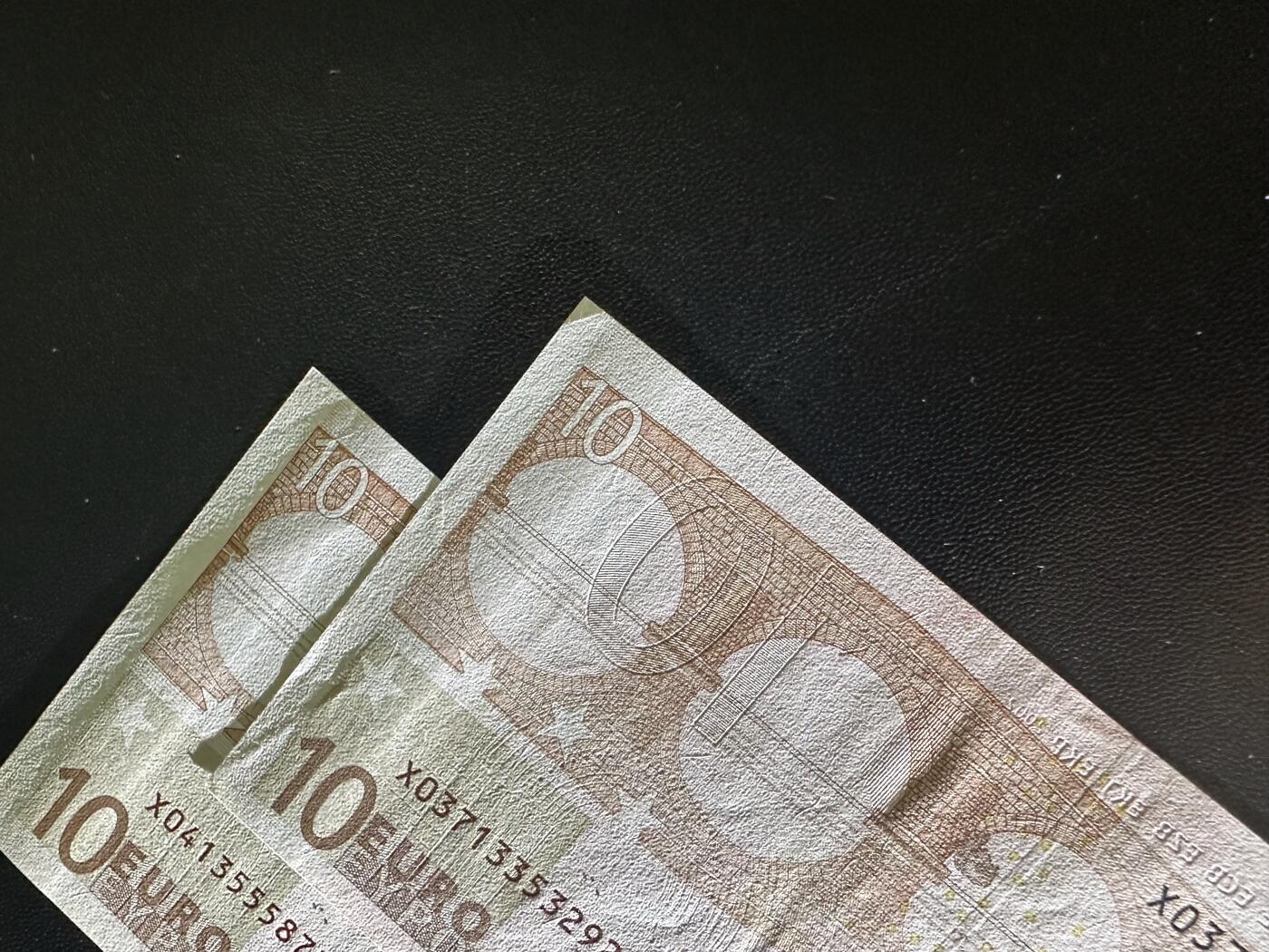 《外钞收藏家》第六百一十九期（精品场）（长期征集拍品、欢迎藏友们联系合作） 德国版一签 5和10欧元 五张一起 10欧元UNC-/5欧元全新