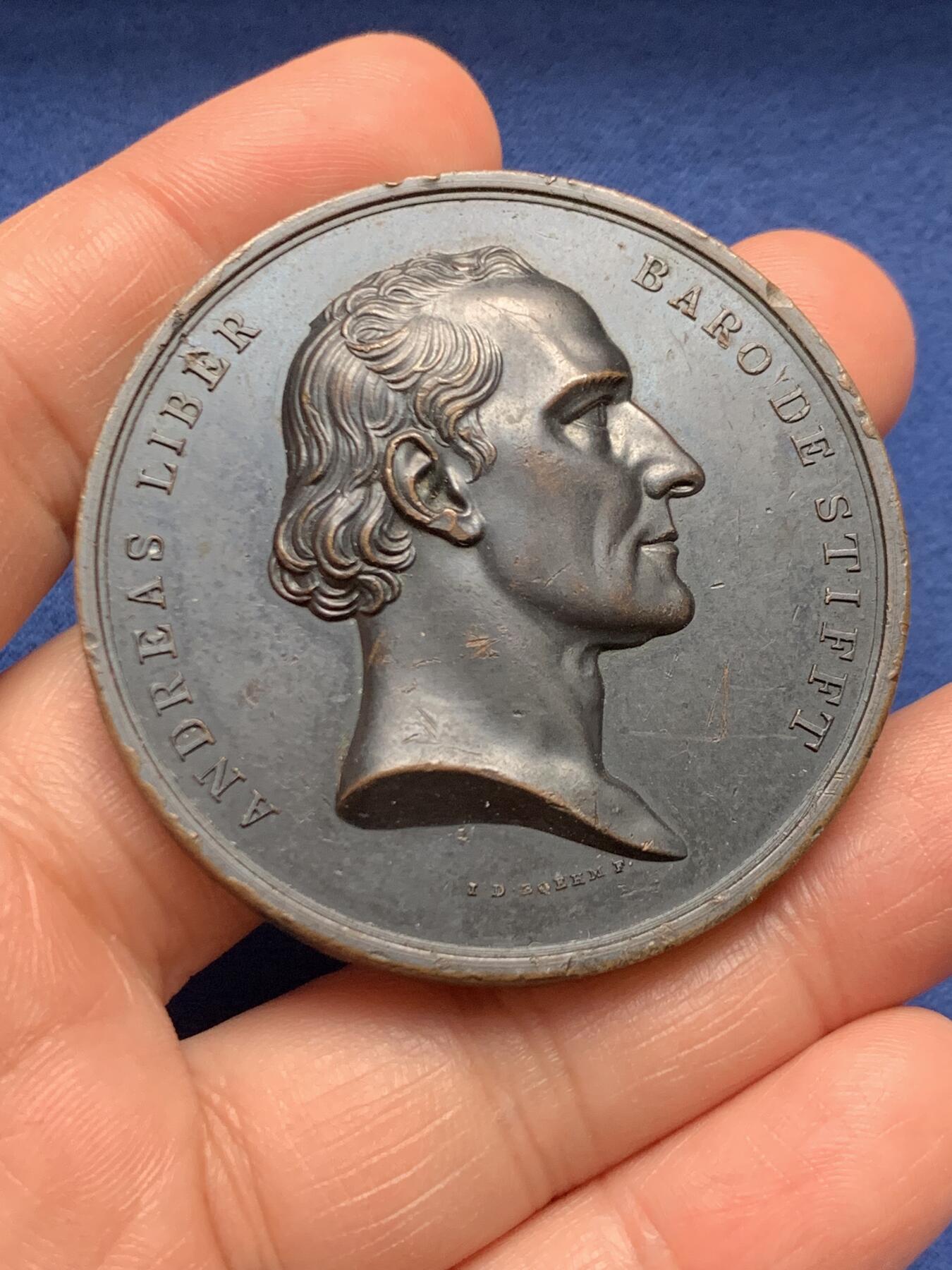 《竞宝斋》第472场 周日，周一，周二 3场连拍 （全场包邮）欢迎送拍 1834年维也纳医师公会半百周年纪念铜章，为纪念创始人安德烈亚斯·利伯男爵（Andreas Liber Baron）而制，由雕刻家 J. D. Böhm 创作，少见品种。70.8克，51.3mm。