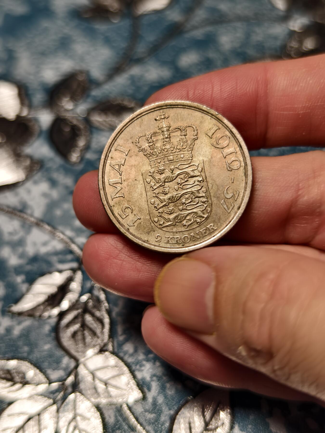 抚柳草堂-第十七期章牌钱币  奖章勋章限时免佣 满百包邮 放漏专场 1937丹麦克里斯蒂安十世在位25周年纪念2克朗银币 重15.1g  原味自然老包浆 观感舒适