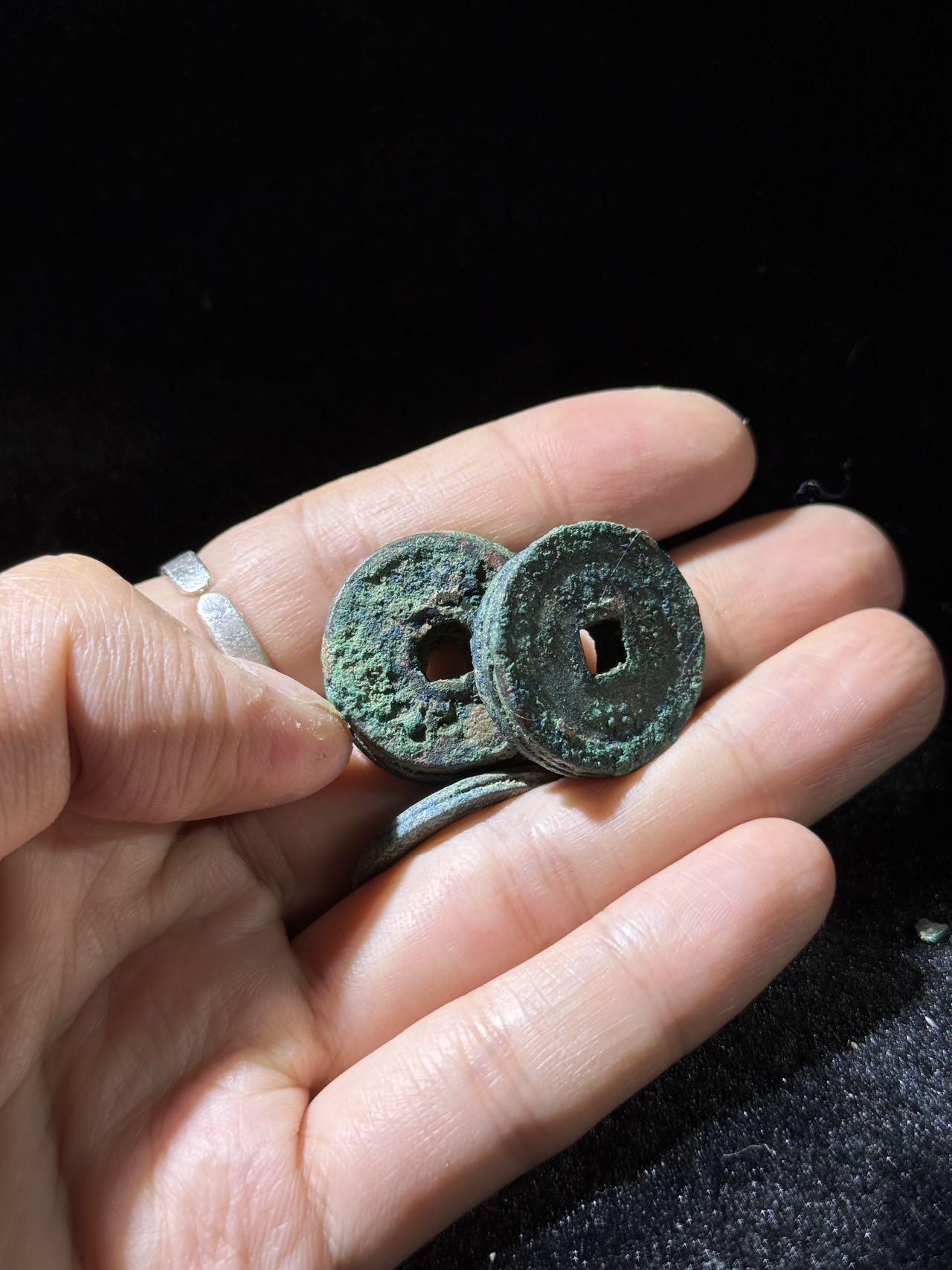 戎马世界章牌大赏，铜钱场 宋钱小筒子一组，二联加两个四联