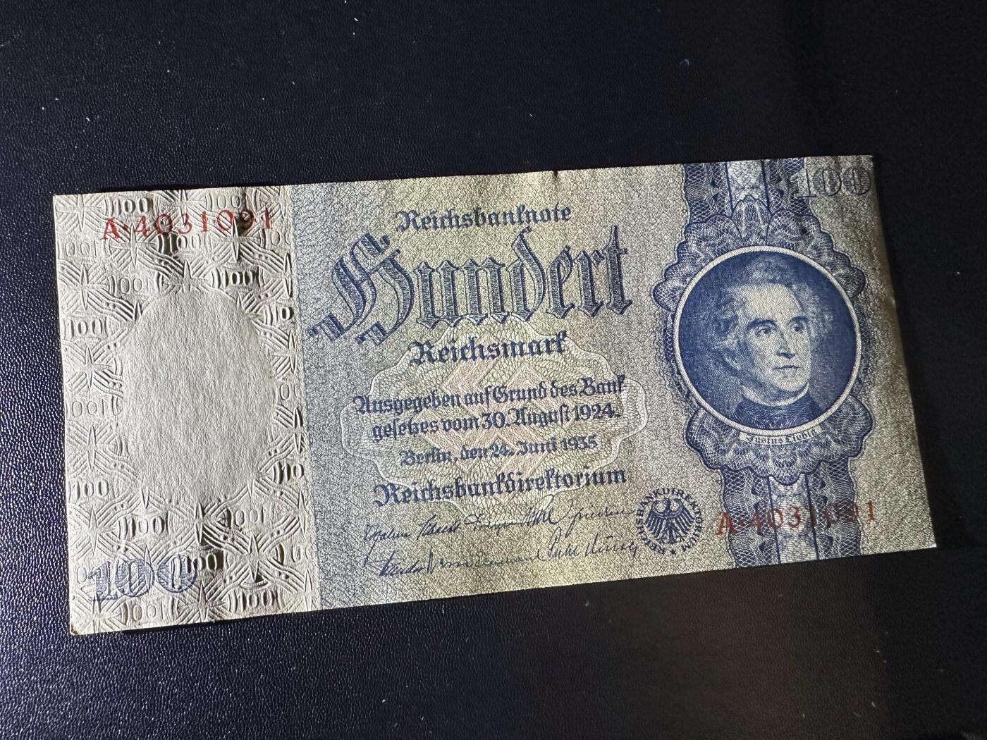 《外钞收藏家》第六百一十九期（精品场）（长期征集拍品、欢迎藏友们联系合作） 1924年版德国100马克 A冠 正面左下角有黄 UNC- 尾091