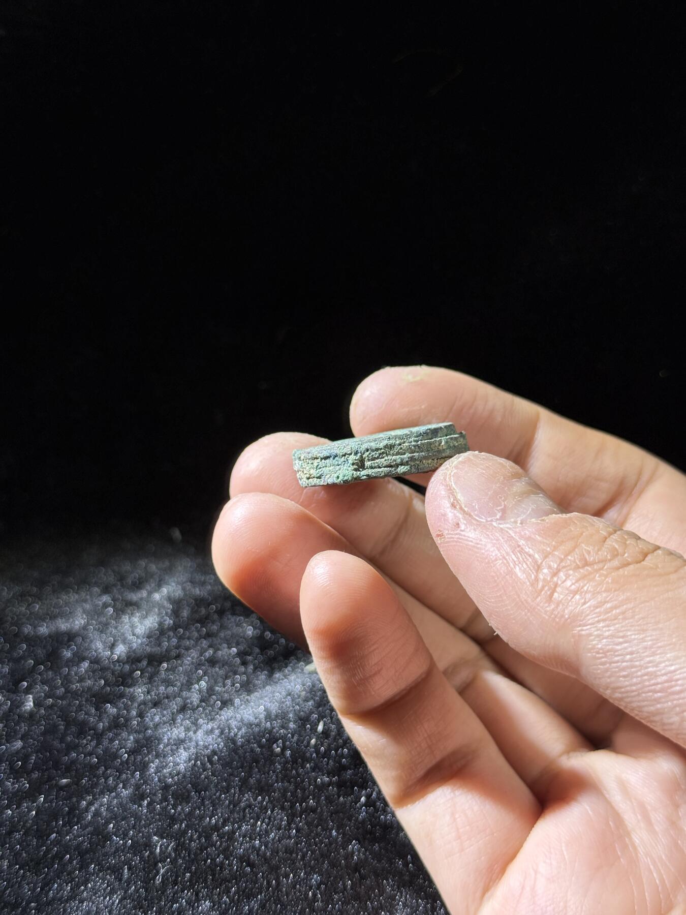 戎马世界章牌大赏，铜钱场 开元通宝小筒子，四联，另一侧为元丰通宝