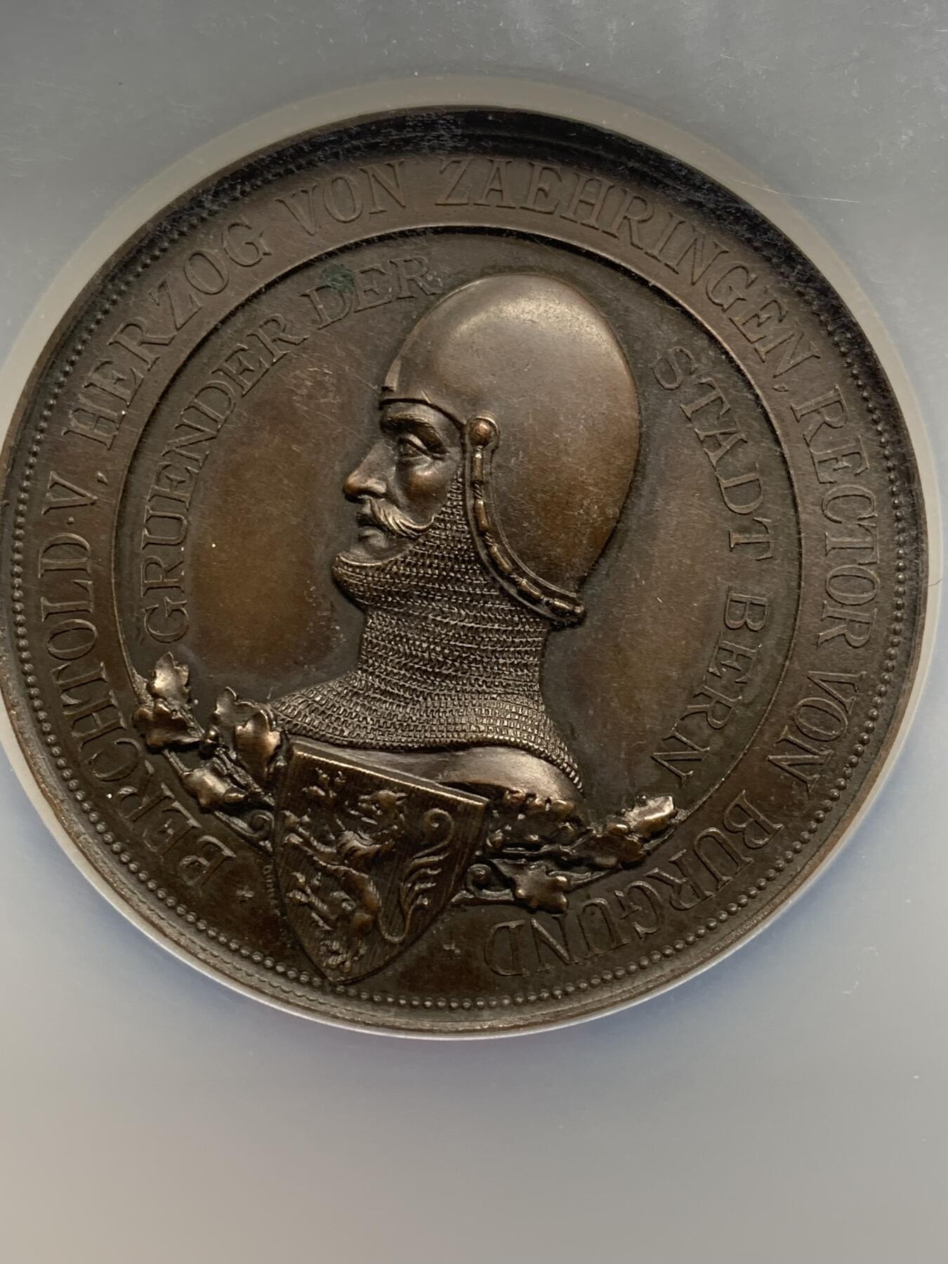 《竞宝斋》第472场 周日，周一，周二 3场连拍 （全场包邮）欢迎送拍 NGC MS62BN 1891年瑞士伯尔尼建成700周年纪念超大铜章，非常著名的鸡蛋头盔甲，超高浮雕超大盒，自藏佳品。加大加厚盒