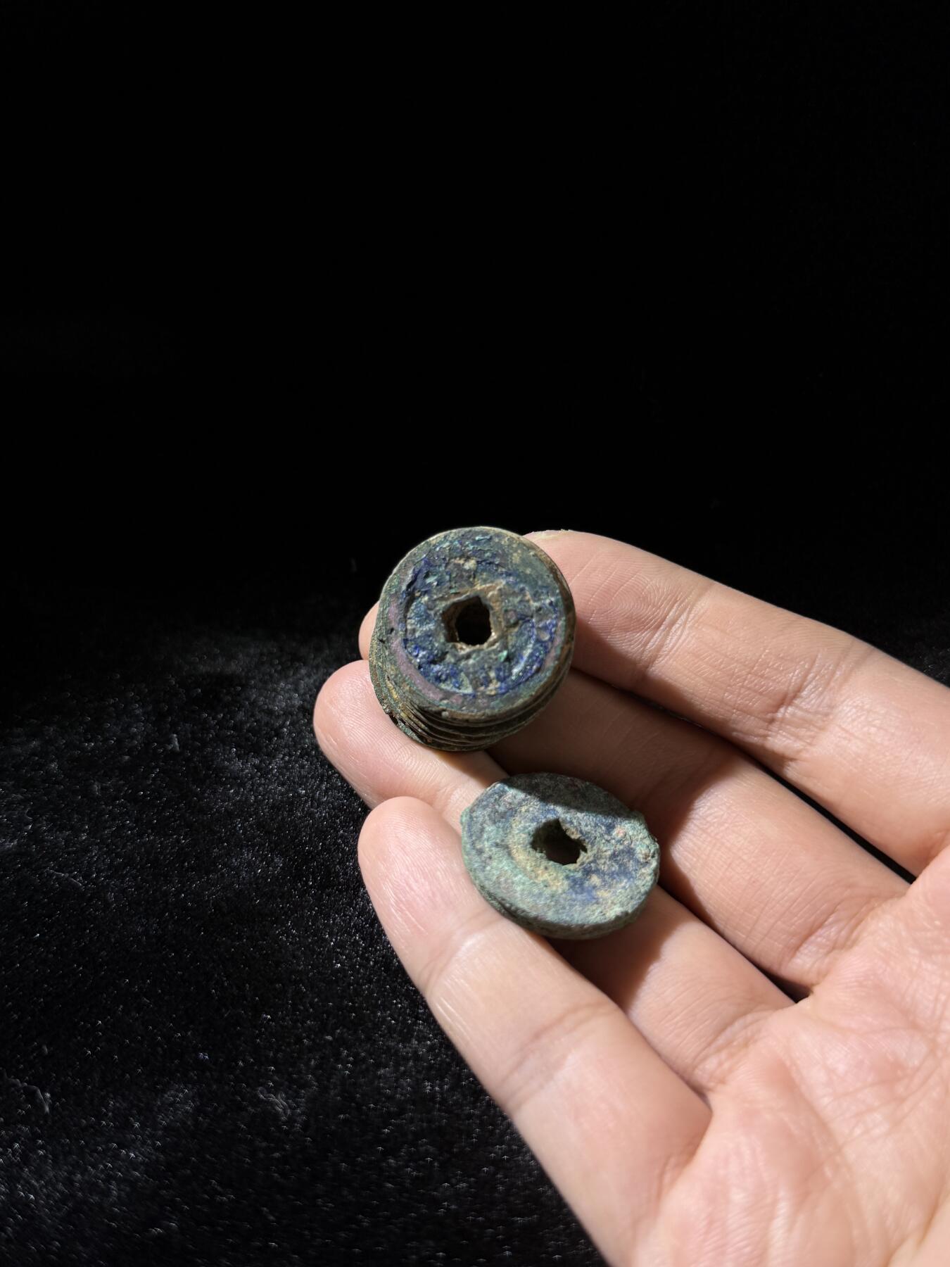 戎马世界章牌大赏，铜钱场 宋小平钱坨子加小饼子一组，共15枚