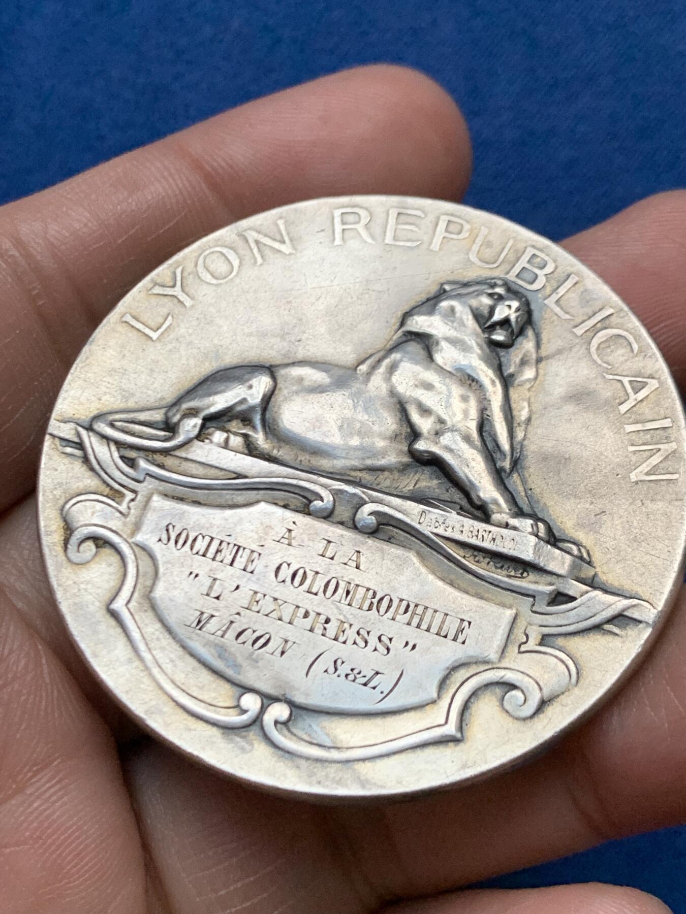 《竞宝斋》第472场 周日，周一，周二 3场连拍 （全场包邮）欢迎送拍 法国Bottee 里昂市鸽友协会银章，58.8g，49.3mm，丰饶角边铭