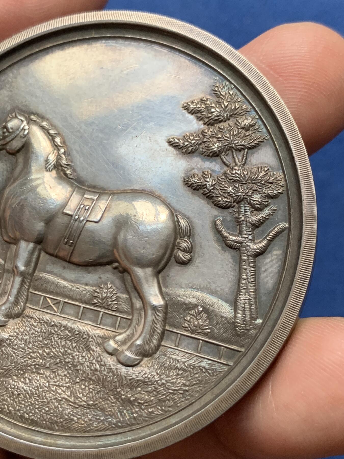 《竞宝斋》第472场 周日，周一，周二 3场连拍 （全场包邮）欢迎送拍 英国1903年边境联盟协会展览银章，74.9g，56.5mm，含银925，带原盒