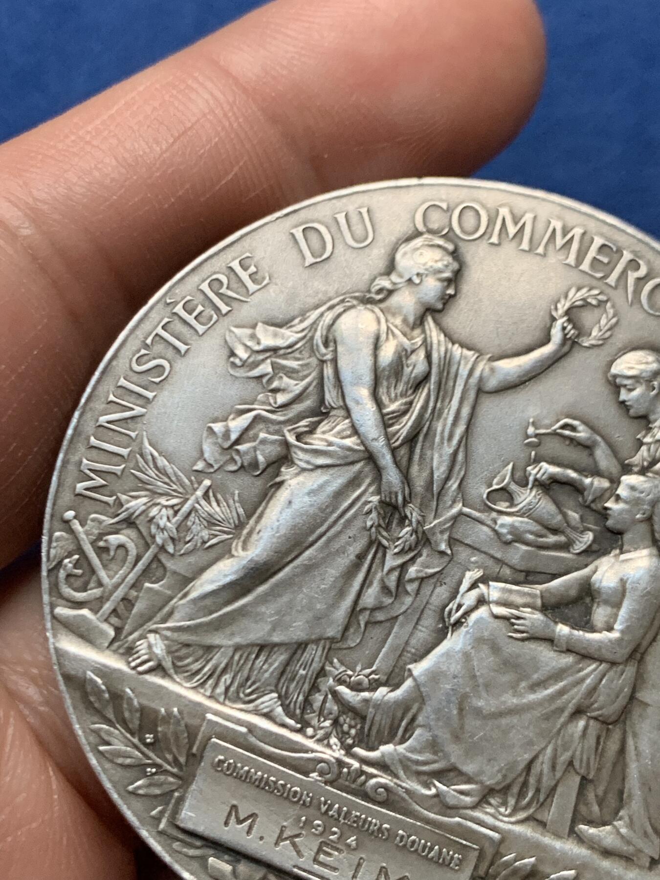 《竞宝斋》第472场 周日，周一，周二 3场连拍 （全场包邮）欢迎送拍 法国商业和工业部证券委员会银章，61.40g，49.4mm，丰饶角2argent边铭