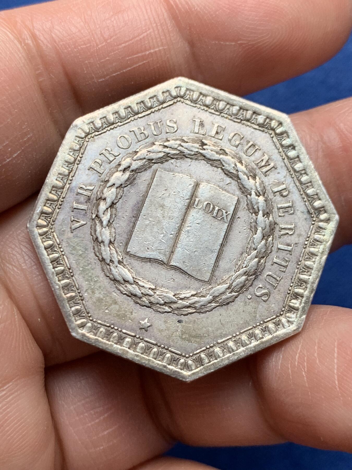 《竞宝斋》第472场 周日，周一，周二 3场连拍 （全场包邮）欢迎送拍 法国最高法院辩护律师八角银质代币，13.9g，33.7mm，早期无边铭