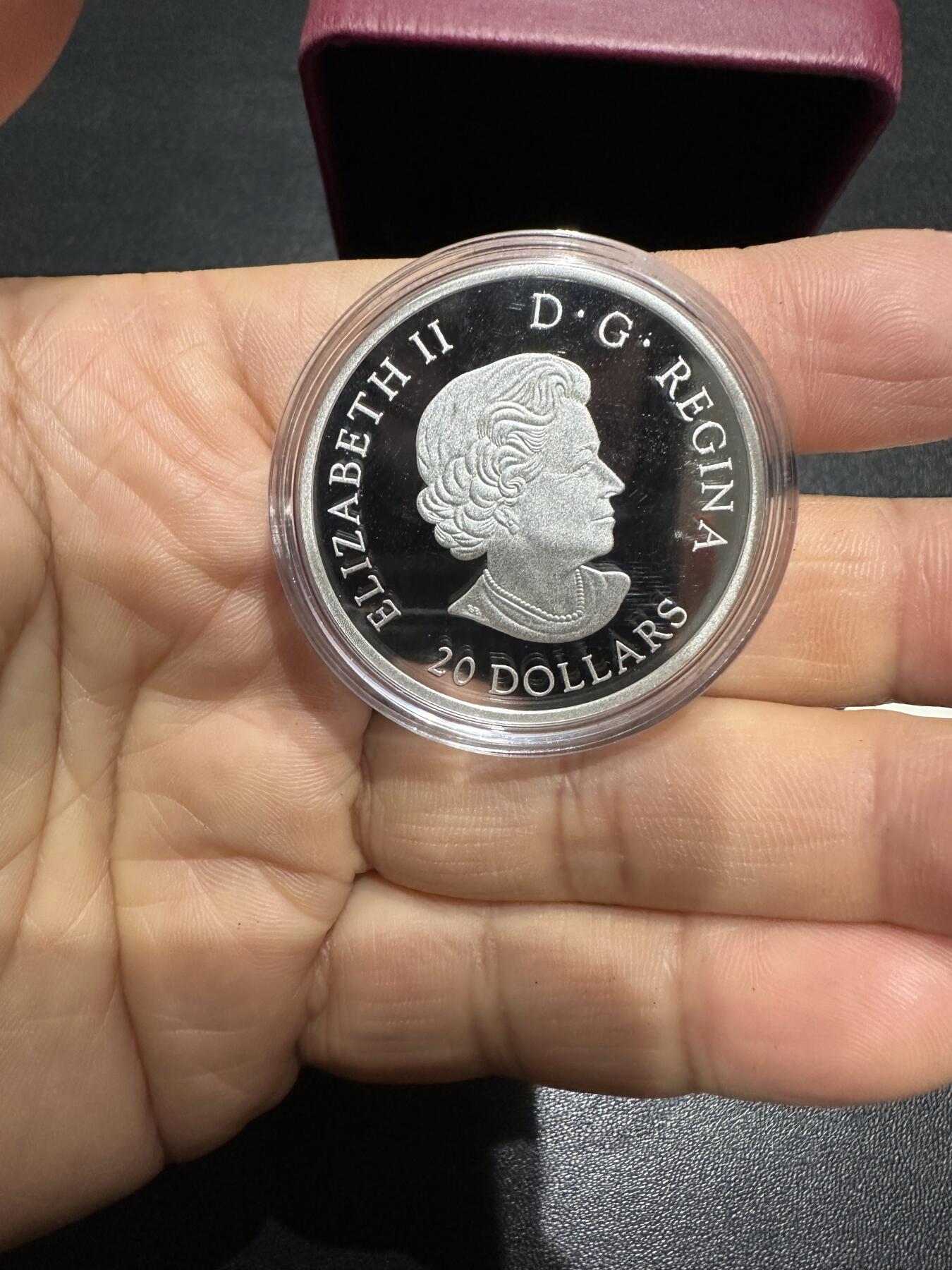 《外钞收藏家》第六百一十九期（精品场）（长期征集拍品、欢迎藏友们联系合作） 2019年加拿大动物群体系列 水獭 彩色精致银币 1盎司 原盒原证书