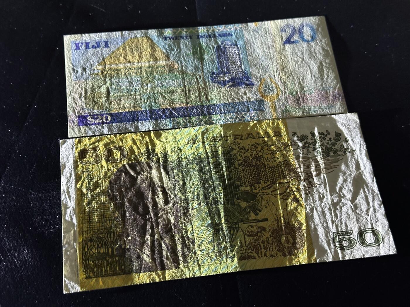 《外钞收藏家》第六百一十九期（精品场）（长期征集拍品、欢迎藏友们联系合作） 斐济20+澳大利亚50元2张一起 非全新 品相如图 号码无47