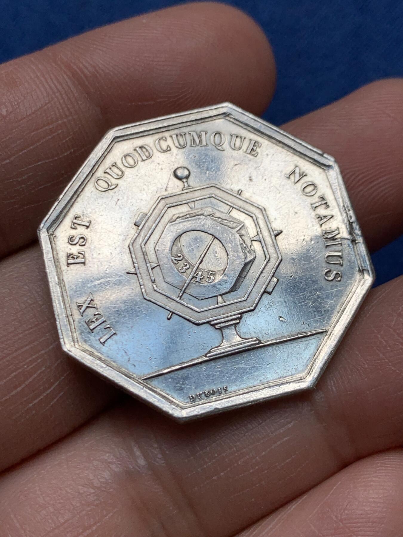 《竞宝斋》第472场 周日，周一，周二 3场连拍 （全场包邮）欢迎送拍 法国JETON银质八角，苏瓦松公证人，直径31.9毫米，克重15.08，边铭：蜜蜂+argent