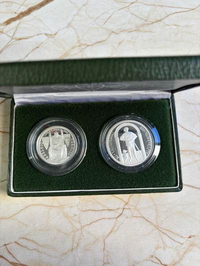 第193期拍卖 - 葡萄牙1985年25和100埃斯库多精制银币套 阿尔儒巴罗塔战役600周年 26.5克925银 发行量：5千套 盒证全