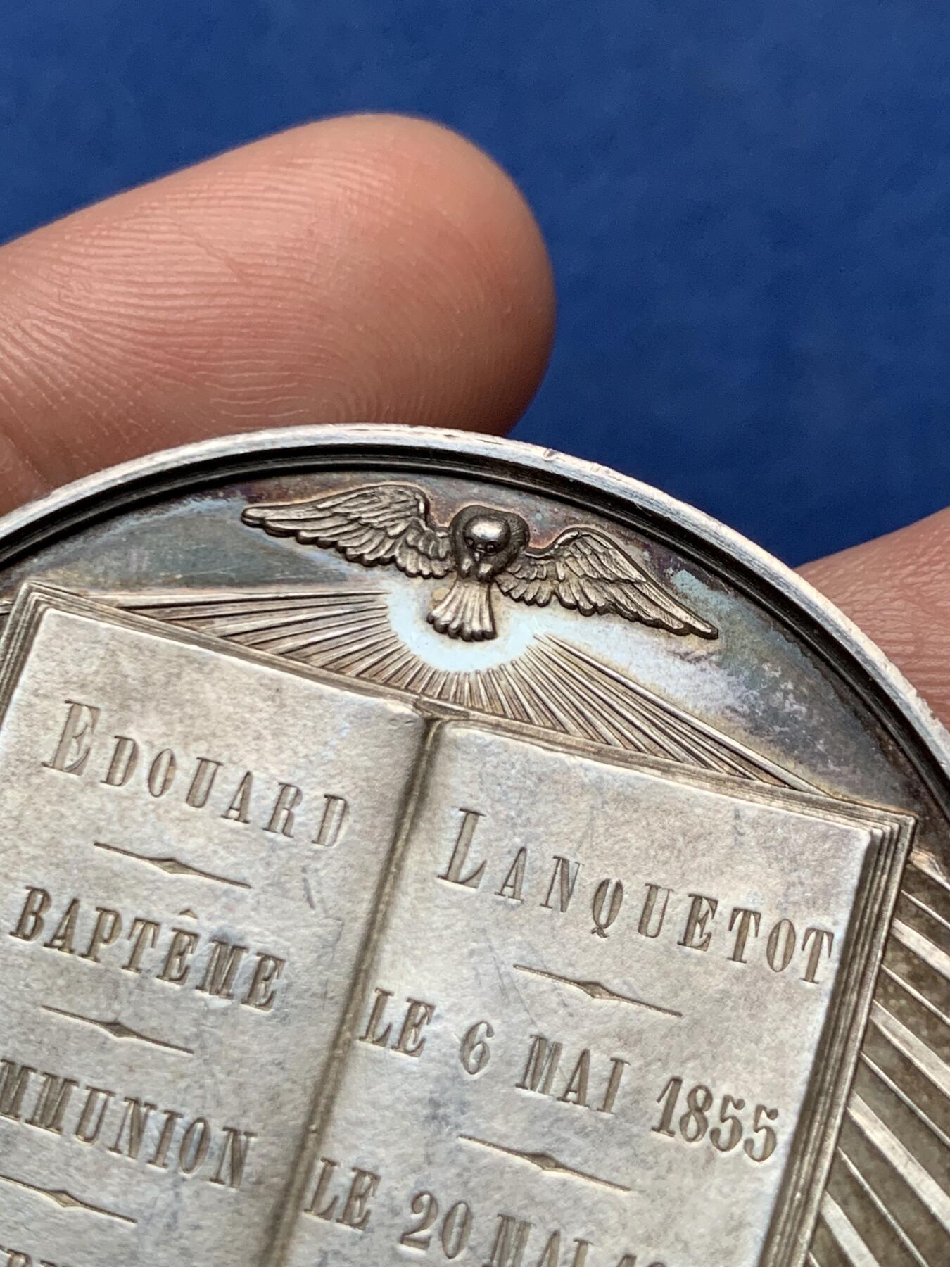 《竞宝斋》第472场 周日，周一，周二 3场连拍 （全场包邮）欢迎送拍 法国洗礼、圣餐和坚信礼银章，60.55g，51mm，蜜蜂边铭