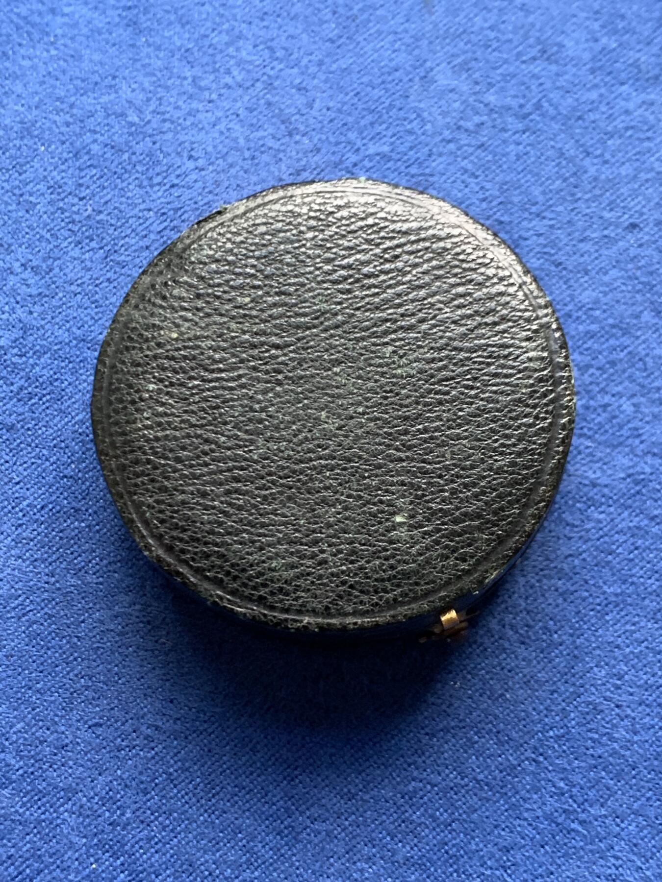 《竞宝斋》第472场 周日，周一，周二 3场连拍 （全场包邮）欢迎送拍 法国爱情与婚姻结婚纪念镀金银章，品相完整，金光闪闪，花体字漂亮，值得珍藏，带原盒。直径：33.2mm，重：16.5g