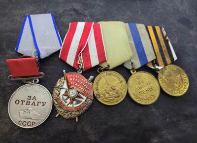 各国勋章奖章拍卖第51期 - 苏联红旗勋章103474号，1944年授予指挥炮兵消灭600名德军，并亲自开枪消灭8名德军的上尉。勇敢奖章84653号，1942年指挥火箭炮消灭50名芬兰军和2个碉堡。带保卫列宁格勒奖章，攻克维也纳奖章，战胜德国奖章。