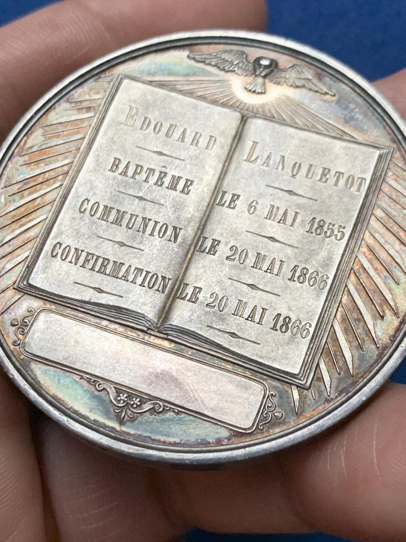 《竞宝斋》第472场 周日，周一，周二 3场连拍 （全场包邮）欢迎送拍 法国洗礼、圣餐和坚信礼银章，60.55g，51mm，蜜蜂边铭