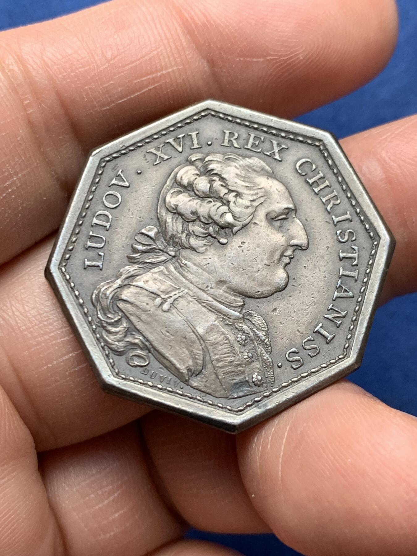 《竞宝斋》第472场 周日，周一，周二 3场连拍 （全场包邮）欢迎送拍 法国路易十六头像巴黎股票证券交易所八角银质代币，15.9g，31.7mm，早期无边铭