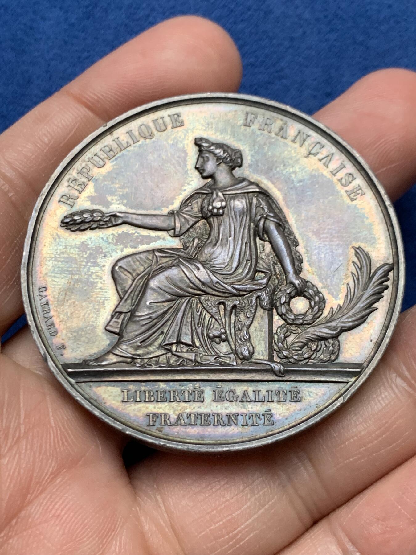 《竞宝斋》第472场 周日，周一，周二 3场连拍 （全场包邮）欢迎送拍 法国普瓦西农业和商业部竞赛银章，64.8g，49.8mm，手指边铭