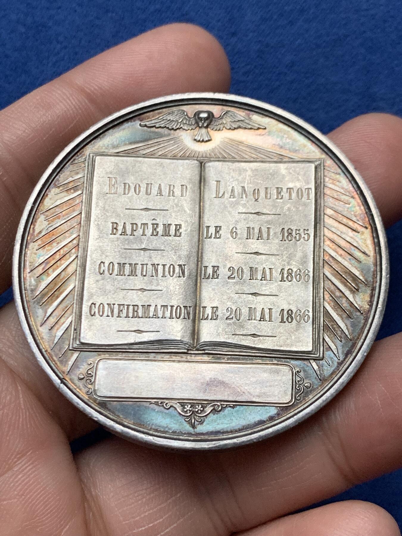 《竞宝斋》第472场 周日，周一，周二 3场连拍 （全场包邮）欢迎送拍 法国洗礼、圣餐和坚信礼银章，60.55g，51mm，蜜蜂边铭