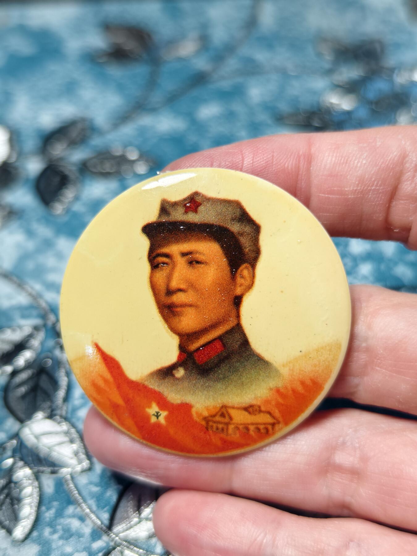 抚柳草堂-第十七期章牌钱币  奖章勋章限时免佣 满百包邮 放漏专场 六七十年代 毛主席像章 稀少的塑料像章 直径49mm 津101